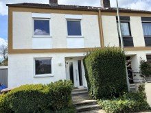 Eingangsseite VERKAUFT: Familienfreundliche Doppelhaush�lfte mit Garage in ruhiger Lage von Neus��-Ottmarshausen