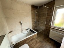 Tageslichtbad VERKAUFT: Familienfreundliche Doppelhaush�lfte mit Garage in ruhiger Lage von Neus��-Ottmarshausen