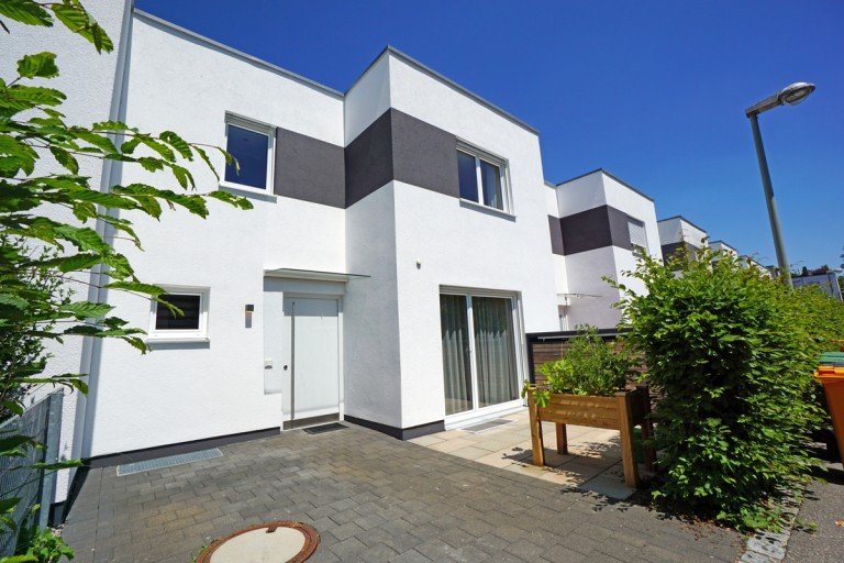  Augsburg / Pfersee Reihenmittelhaus VERKAUFT: Reihenmittelhaus im Sheridan-Park in ruhiger Lage