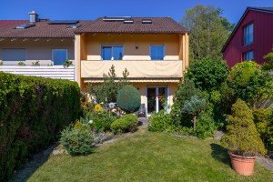 Hauptbild +++ NEU am Markt: Reiheneckhaus mit Garage in Top-Wohnlage von Aichach - frei ab 15.09.2026 +++