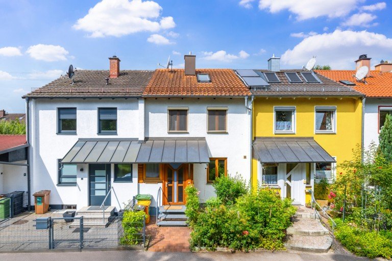 Stra�enansicht Augsburg / Firnhaberau Reihenmittelhaus VERKAUFT: RMH im Erbbaurecht in beliebter Lage von Augsburg zum Kauf - sofortiger Bezug m�glich