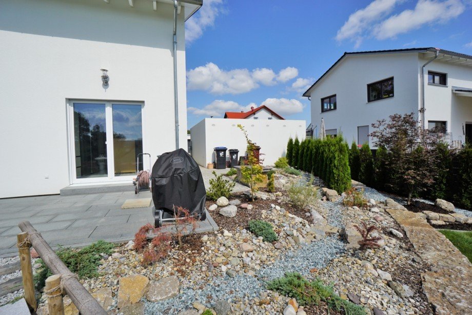 angelegter Bachlauf Einfamilienhaus Heretsried / Lauterbrunn
