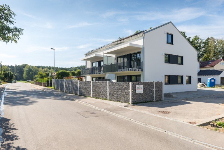 Vorderansicht Diedorf Mehrfamilienhaus ***VERKAUFT: Attraktive Kapitalanlage*** Modernes Vierfamilienhaus in Diedorf-Biburg
