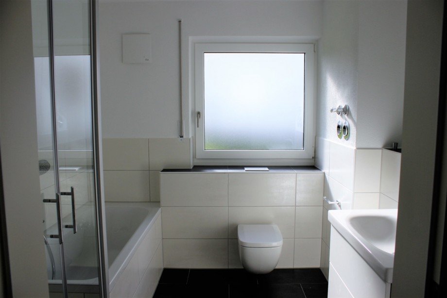 Tageslichtbad mit Wanne und Dusche Mehrfamilienhaus Diedorf