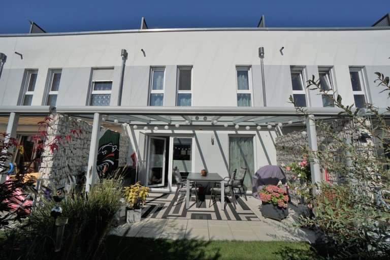 Garten Augsburg / Haunstetten Reihenmittelhaus VERKAUFT: RMH in Haunstetten mit Dachterrasse, 2 TG-Stellpl�tzen und EBK