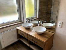 mit 2 Waschbecken VERKAUFT: Familienfreundliche Doppelhaush�lfte mit Garage in ruhiger Lage von Neus��-Ottmarshausen