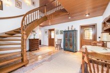 Diele +++ NEU am Markt: Einfamilienhaus mit Weitblick und Einliegerwohnung in Diedorf-Hausen zum Kauf +++