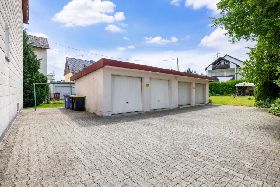 Garagen im Hinterhof Mehrfamilienhaus Gersthofen