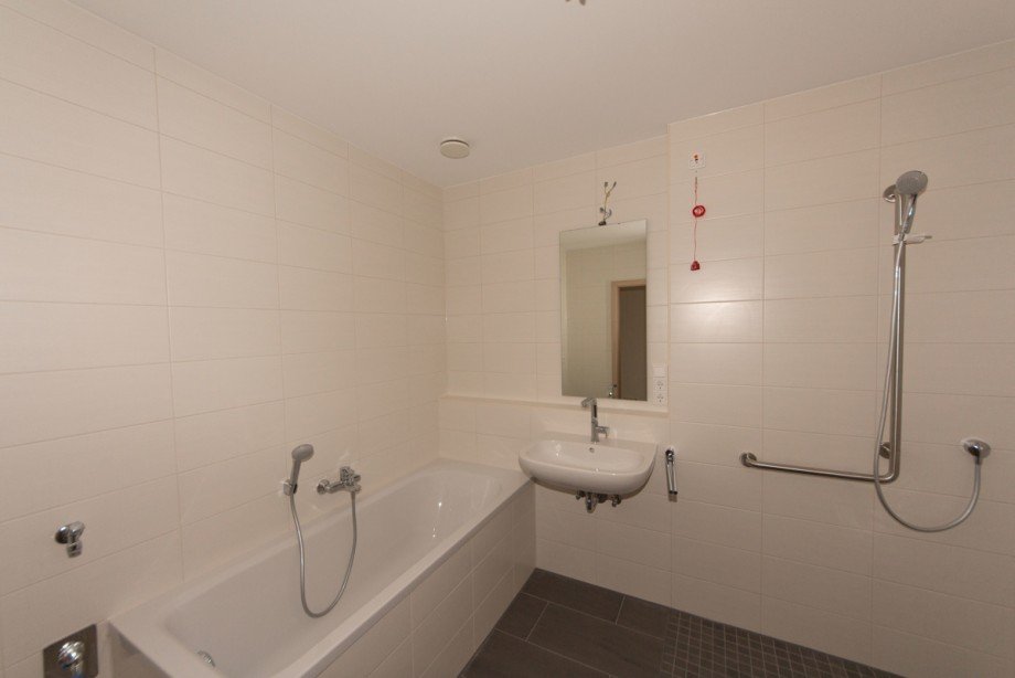 Bad mit bodenebener Dusche und Wanne Erdgeschosswohnung Augsburg / Pfersee